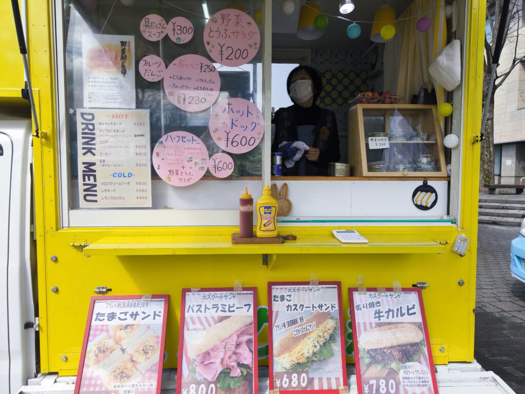 本日西那須野支所前で塩原カフェ、ミルクの森、ちょみさんワッフルが出店しています。是非ご利用ください。
