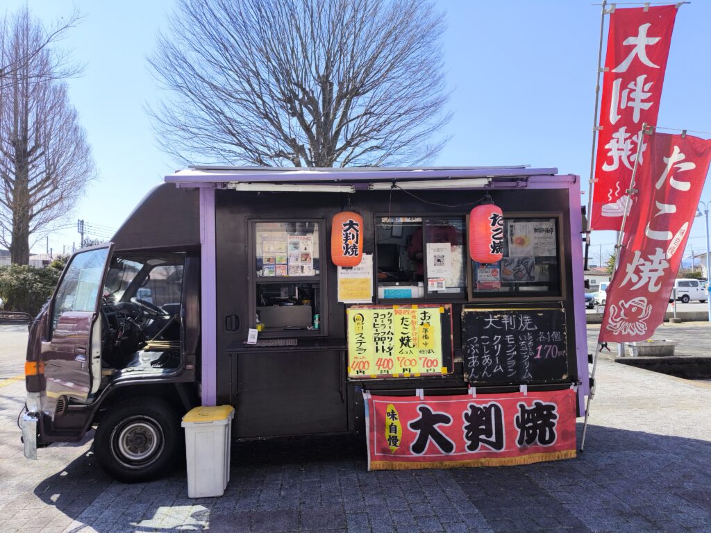 本日西那須野支所前でキッチンカーAKINDO RAFU、ミルクの森、塩原カフェ、久（きゅう）４台出店しています。