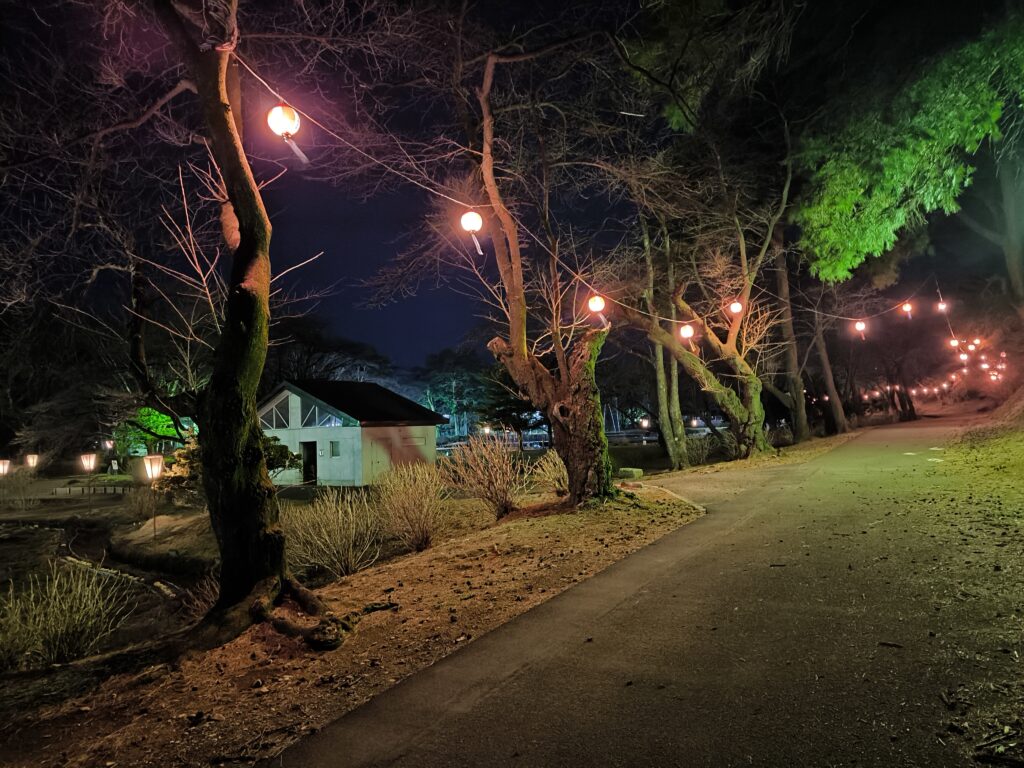 3月16日(土)から6月21日（金）まで烏ヶ森公園の提灯が点灯します。