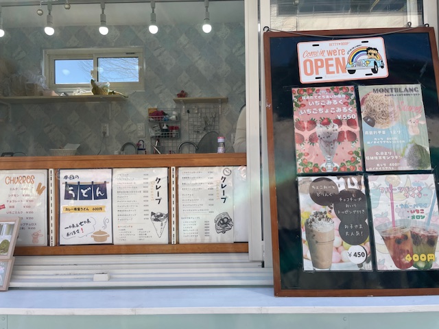 本日西那須野支所前でミルクの森、塩原カフェ、Sweetscafeモコモコ、久（きゅう）、クレープキッチンカーブルターニュ、ちょみさんワッフル（本日は午後のみ）が出店しています。