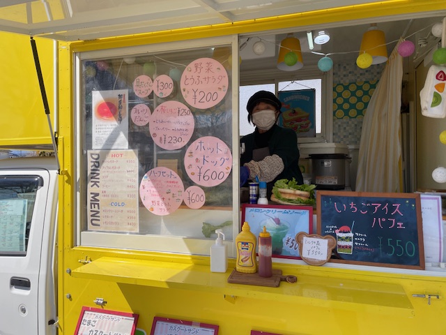 本日西那須野支所前でミルクの森、塩原カフェ、Sweetscafeモコモコ、久（きゅう）、クレープキッチンカーブルターニュ、ちょみさんワッフル（本日は午後のみ）が出店しています。